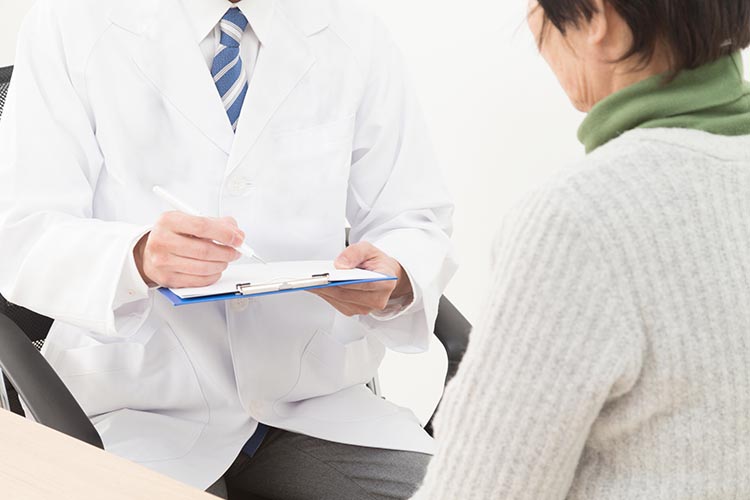 医師の診察を受ける女性のイメージ写真