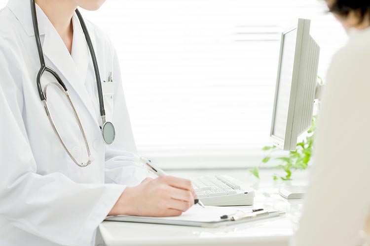 診察中の医師と患者のイメージ写真